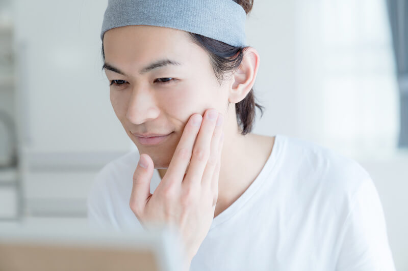 顔のケアをする男性